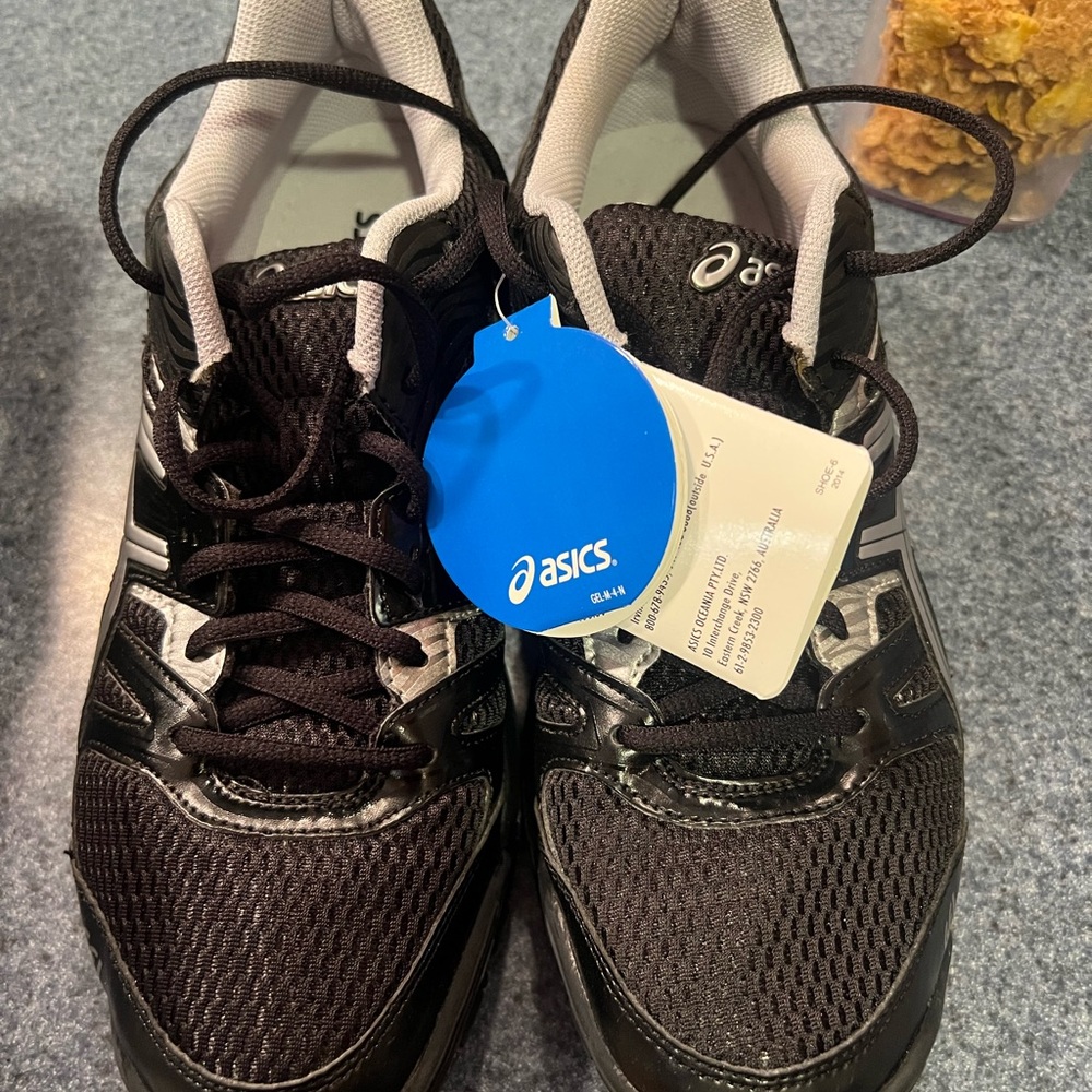 Women’s asics volleyball shoes 9, NIB